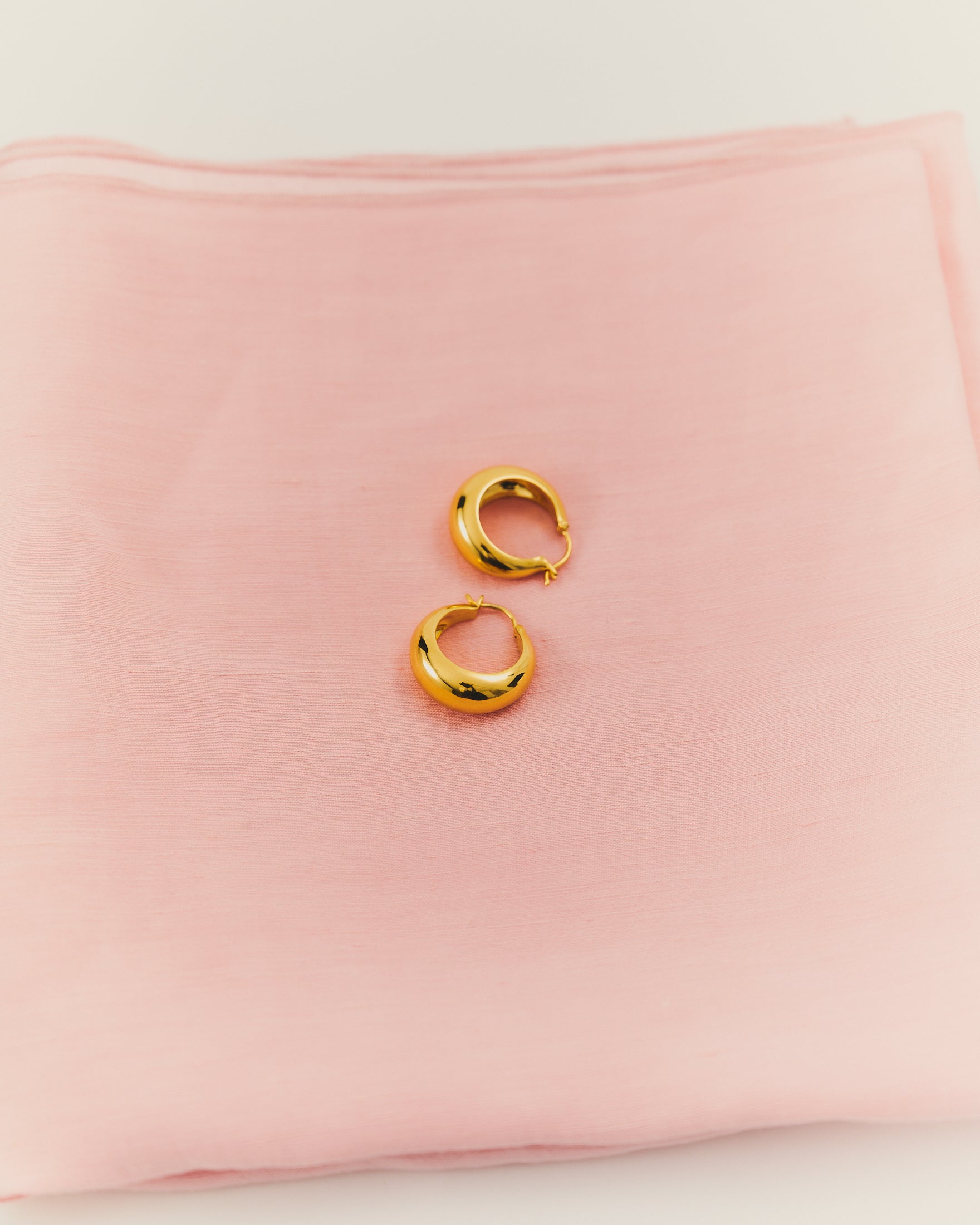 How to Choose Hoop Earrings: Size, Shape and Everyday Style