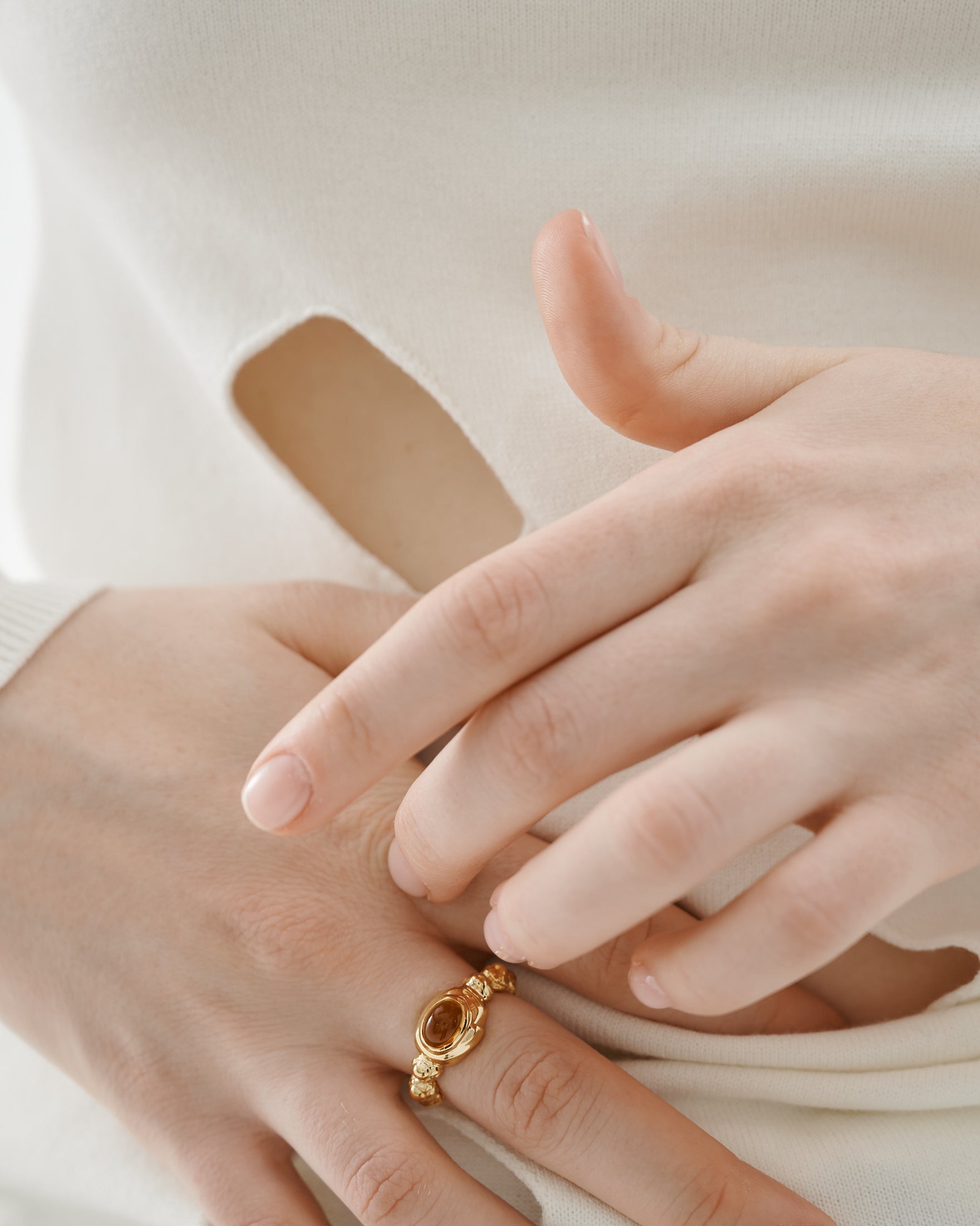 VINTAGE RING WITH CITRINE OVAL CABOCHON STONE